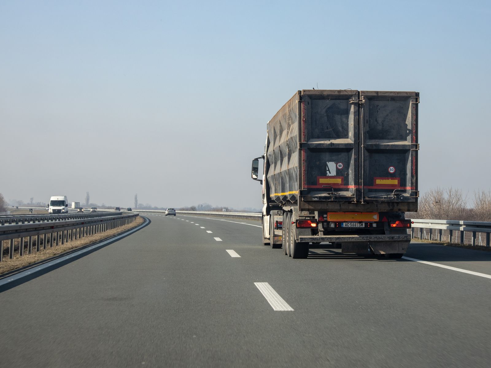 高速道路を走る貨物トラック